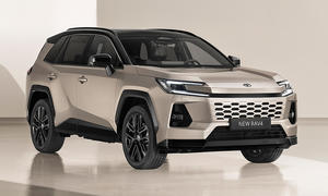 Toyota RAV4 (2026) steht im Studio, Ansicht von vorne rechst.
