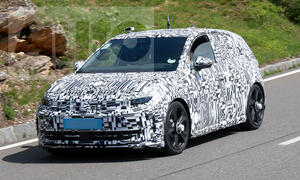 Der VW ID.2 GTI (2026) fährt als Erlkönig auf einer Landstraße, von vorne links fotografiert.