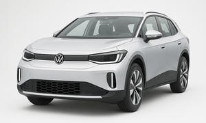 Eine Computerillustration zeigt das VW ID.4 Facelift (2026) vor weißem Hintergrund, von vorne links abgebildet.