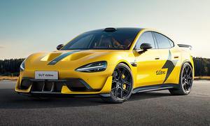 Die Xiaomi SU7 Ultra Nürburgring Limited Edition (2025) steht auf einer Rennstrecke, von vorne links fotografiert.