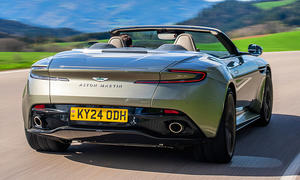 Aston Martin DB12 Volante (2024) in grün, fahrend, Ansicht von hinten rechts