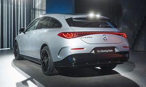Der Mercedes CLA Shooting Brake EQ (2025) steht in Studioumgebung, von hinten links fotografiert.