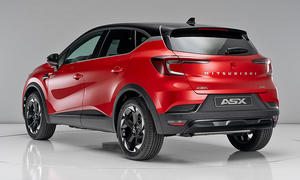 Mitsubishi ASX Facelift (2024) in Rot von schräg hinten links