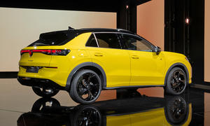 Blick von schräg hinten auf den VW T-Roc (2025).