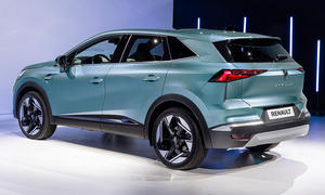 Renault Symbioz (2024) stehend von schräg hinten fotografiert.