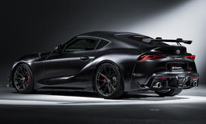 Das Heck des Toyota GR Supra A90 Final Edition mit großem Heckflügel.