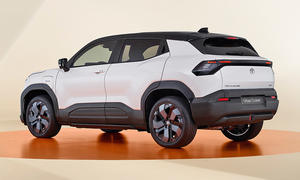 Toyota Urban Cruiser (2025) im Studio vor beigem Hintergrund, Ansicht von hinten links.