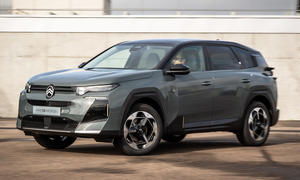 Der Citroën (ë-)C5 Aircross (2025) steht auf einem Parkplatz, von vorne links fotografiert.