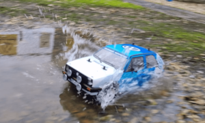 Der Tamiya-Golf driftet beim Test durch eine Pfütze.