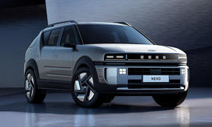 Blick von schräg vorne auf den Hyundai Nexo (2025).