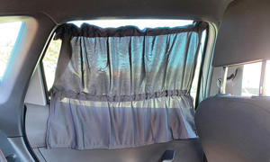 Sonnenschutz von Zamboo in der hinteren Seitenscheibe eines Autos, aufgefaltet.