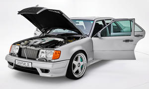Blick von schräg vorne auf den Mercedes 500 E V12 von Stern Garage.