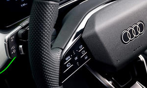 Eine Nahaufnahme des Bediensatteliten hinter dem Lenkrad des Audi Q3.