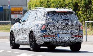 Der Audi Q9 (2026) als Erlkönig fahrend von schräg hinten fotografiert.