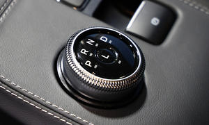Der Gangwahlhebel eines Ford Mustang in der Detailaufnahme.