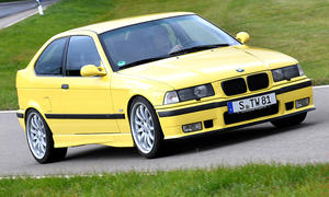 Der BMW E36 Compact fahrend von schräg vorne fotografiert. 