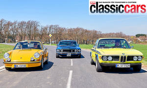 Porsche 911 Carrera RS 2.7, Ford Mustang Boss 302 und BMW 3.0 CSL fahrend von vorne