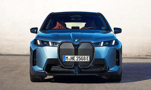 Blick von vorne auf das BMW iX Facelift (2025).