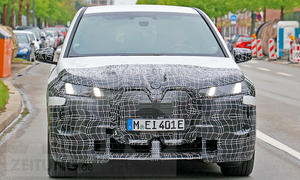 Das BMW iX Facelift (2025) fahrend von vorne