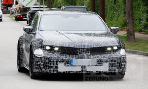 Der BMW i3 M (2027) fahrend von vorne fotografiert.