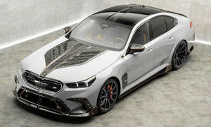 Der  BMW M5 von Mansory von schräg vorne aus der Vogelperspektive.