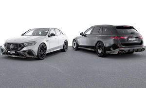 Der Brabus 700 als Limousine und Kombi stehend von schräg vorne und hinten fotografiert.