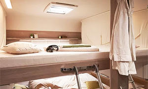 Die Innenaufnahme zeigt  das Schlafzimmer mit Etagenbett im Bürstner Premio Plus (2025).