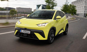 Der BYD Dolphin Surf (2025) fahrend von schräg vorne fotografiert.