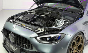 Man sieht den V8 im Motorraum des Mercedes-AMG C63 S