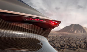Ein Bildausschnitt zeigt einen Teil des Hecks der Studie Cupra Tindaya (2025), im Hintergrund ist der gleichnamige Vulkan auf Fuerteventura zu sehen.