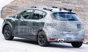 Man sieht das Dacia Sandero Stepway Facelift (2026) von schräg hinten.
