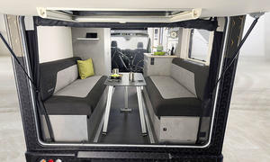 Das Bild zeigt die Heckgarage des Dethleffs Yoka Go T1 (2024) als Sitzgruppen-Umbau.