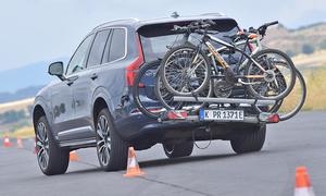 Eufab Premium Go+ beim Slalom mit Volvo XC90, fotografiert von hinten.