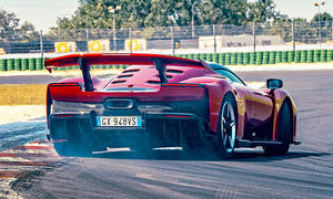 Der Ferrari F80 (2025) driftet über eine Rennstrecke und durch eine Kurve, fotografiert von hinten rechts.