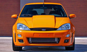 Der Ford Focus MK1 mit V8 stehend von vorne.