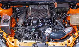 Der Motor des Ford Focus MK1 mit V8.