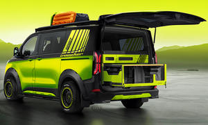 Man sieht den Irmscher Caravelle "Spirit“ mit geöffneter Heckklappe und ausgefahrener I Box.