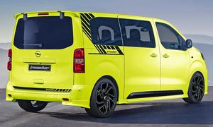 Das Irmscher Opel Vivaro Facelift stehend von schräg hinten.