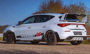 Blick von schräg hinten auf den Cupra Leon "Widebody RS" von JE Design.