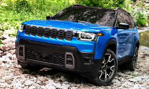 Man sieht den Jeep Cherokee (2025) über steiniges Gelände fahren.