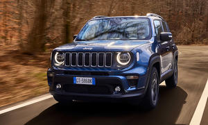 Jeep Renegade e-Hybrid (2024) in Blau, fahrend von schräg vorne