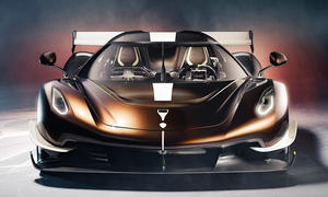 Man sieht den Koenigsegg Sadair's Spear (2025) von vorne.