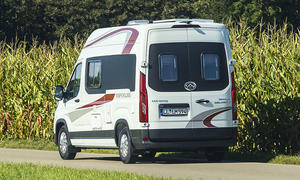Der La Marca SAIC Maxus RV9 (2025) fahrend von schräg hinten fotografiert.