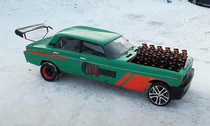Der Lada 2106 mit Bohrmaschinen-E-Antrieb von schräg oben und von der Seite fotografiert.