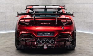 Man sieht den Mansory Pugnator Tricolore hinten