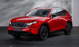 Der Mazda CX-5 (2025) in Studiokulisse stehend von schräg vorne fotografiert.