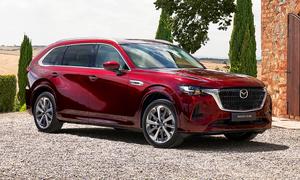 Mazda CX-80 (2024); SUV, rotes Auto, sonnige Umgebung, Frontansicht, Seitenansicht