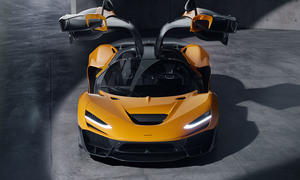 Der McLaren W1 (2024) von vorne und leicht oben fotografiert, die Flügeltüren sind geöffnet.