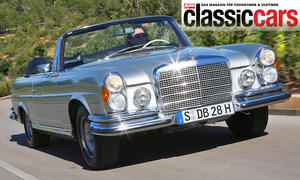 Der Mercedes 280 SE 3.5 fahrend von schräg vorne