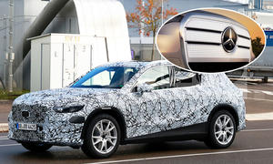 Der getarnte Mercedes GLC EQ (2026) fahrend, oben im Bild sieht man den Kühlergrill.